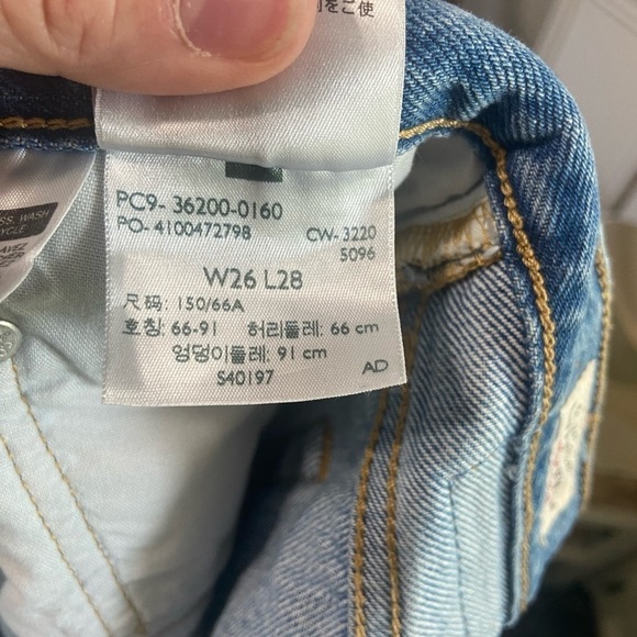 Levi's 501 Original Fit women's 26/28 medium wash distressed knee jeans EUC - Picture 10 of 10